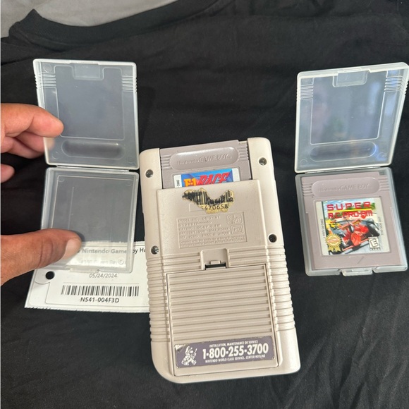 Vintages Nintendo gameboy working with two games